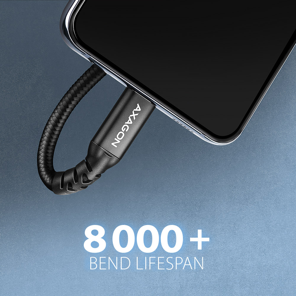 Fekete töltőkábel telefonhoz csatlakoztatva. A szöveg azt mondja: 8000+ BEND LIFESPAN.