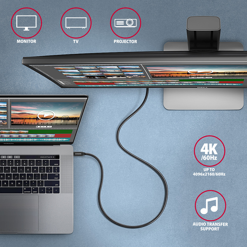 Egy laptop monitorhoz és TV-hez csatlakoztatva. Egy videószerkesztő felületet mutat. Fekete kábel is látható.