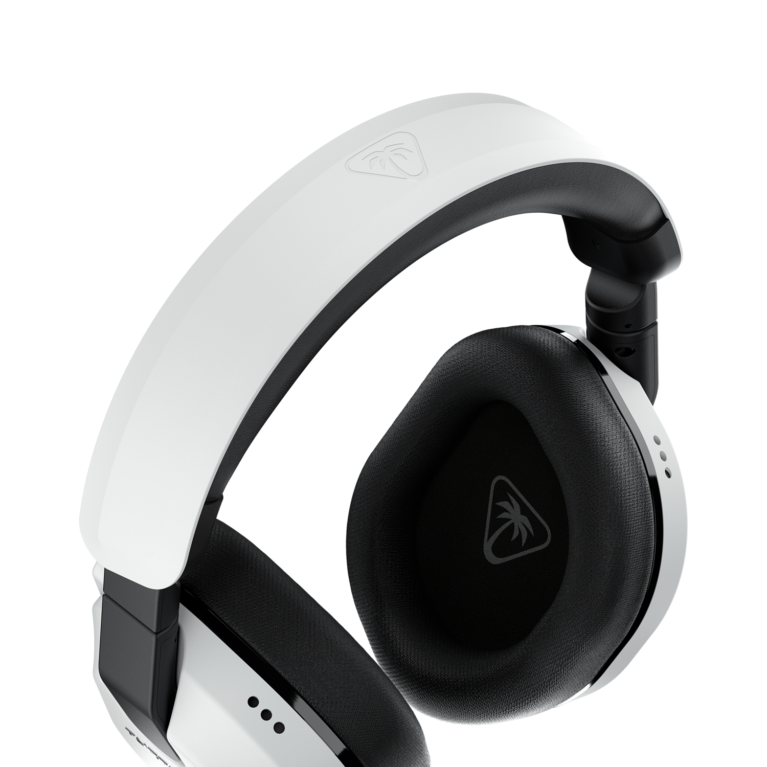 Casque blanc et noir. Il possède un arceau incurvé et des écouteurs avec un logo.