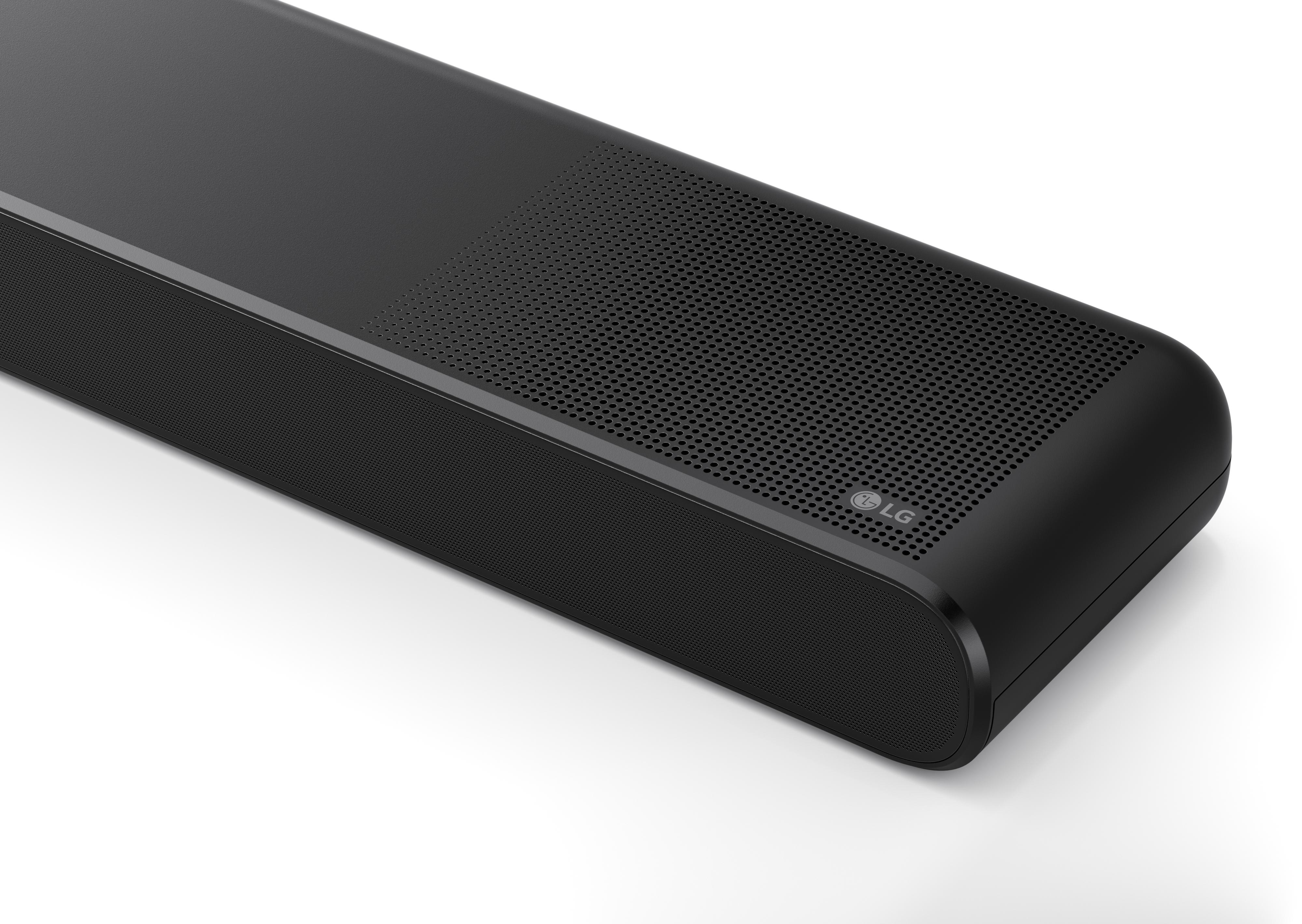 Schwarze LG Soundbar, Ansicht in Schräglage, mit perforierter Oberseite und LG-Logo.