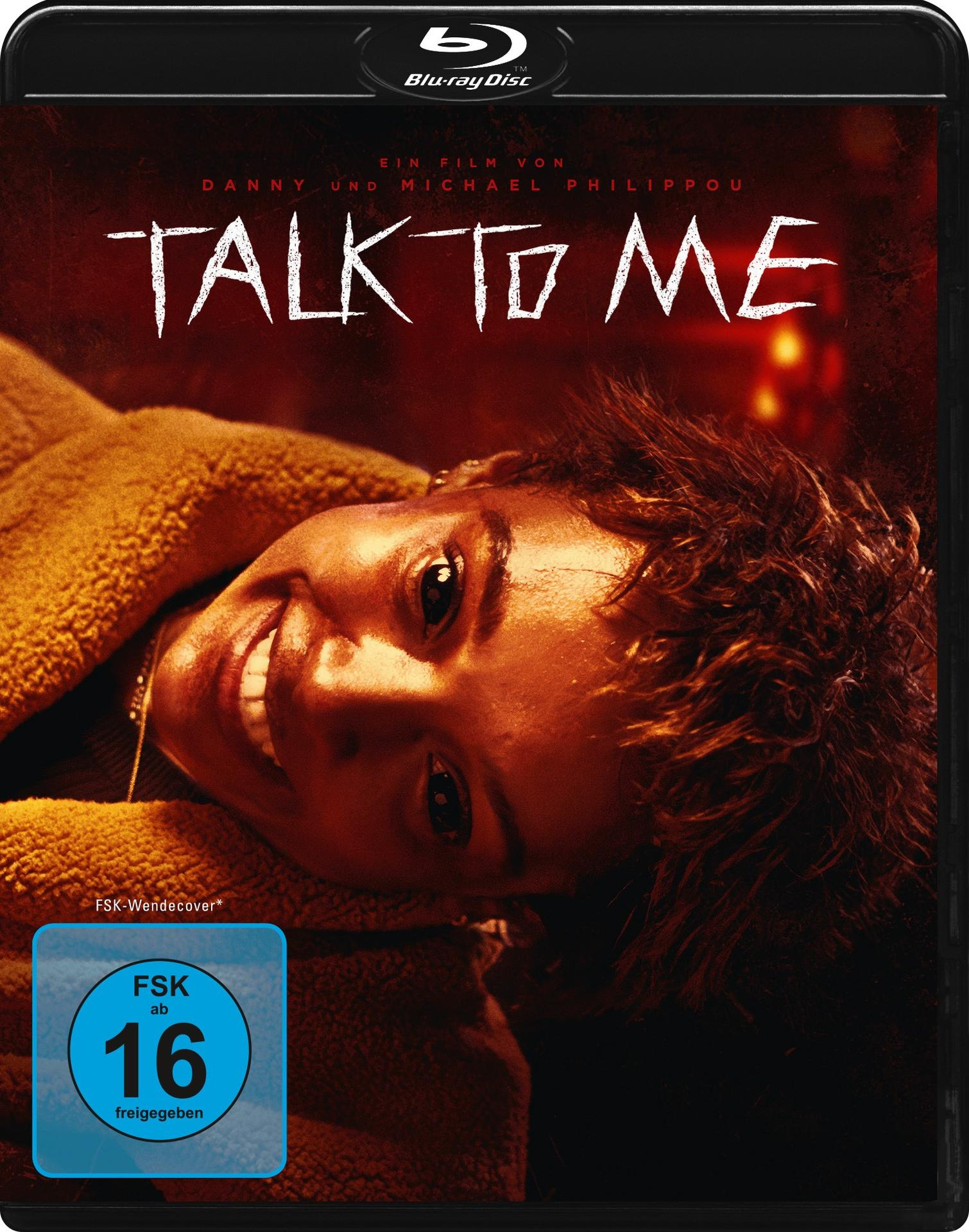 Blu-ray-Disc-Cover des Films 'Talk to Me', zeigt lächelnde Frau mit dunklem Hintergrund.