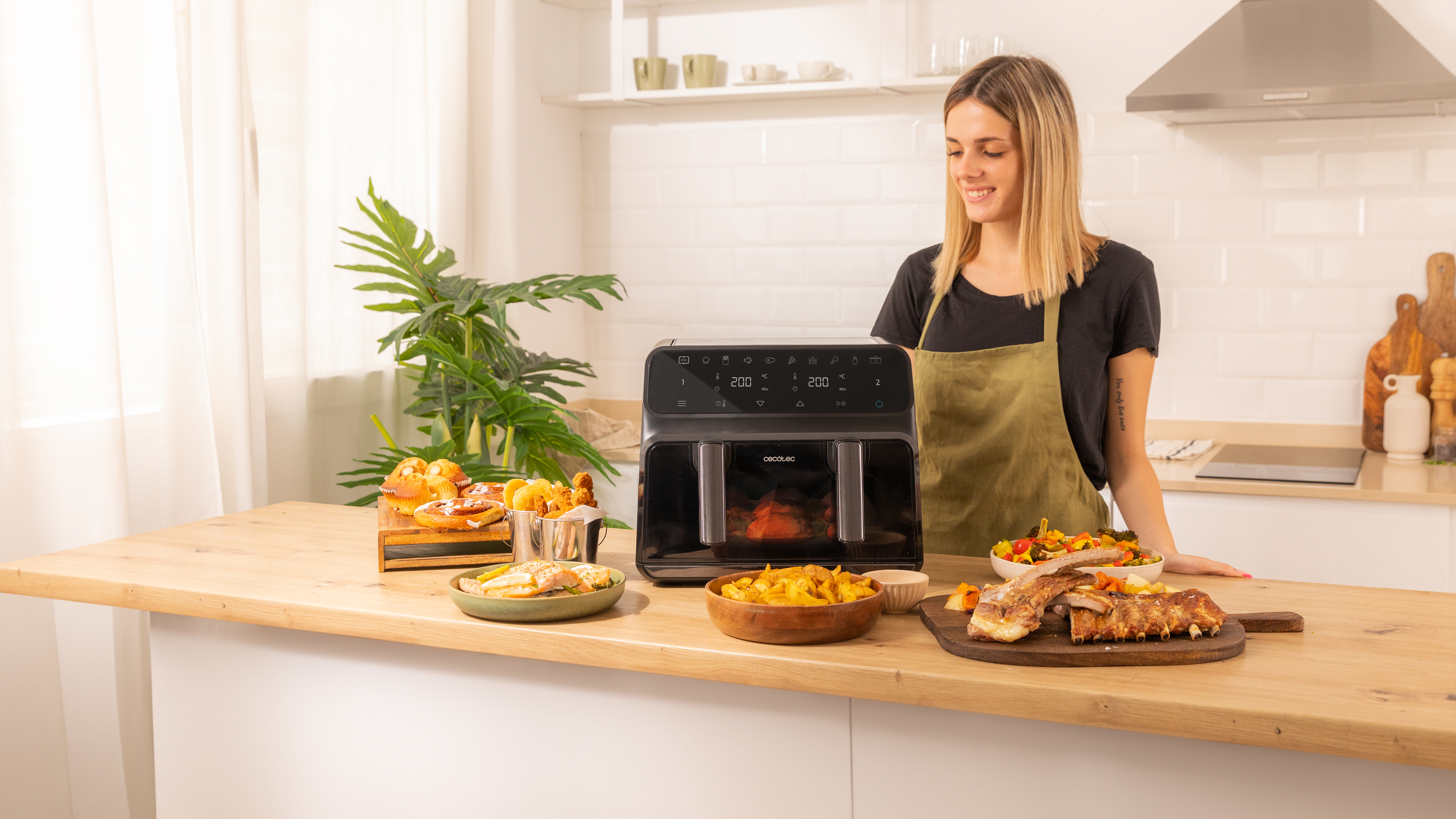 Una mujer está en la cocina. La comida está en el mostrador con una freidora de aire.