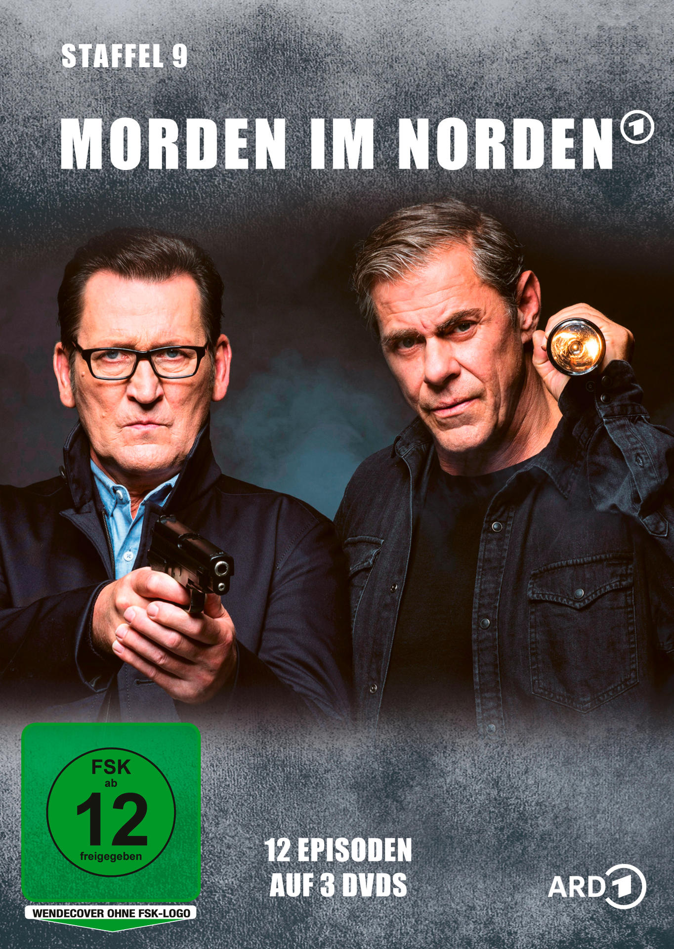 DVD-Cover: Zwei Männer, einer mit einer Pistole, der andere mit einer Taschenlampe. Titel: Morden Im Norden, Staffel 9.