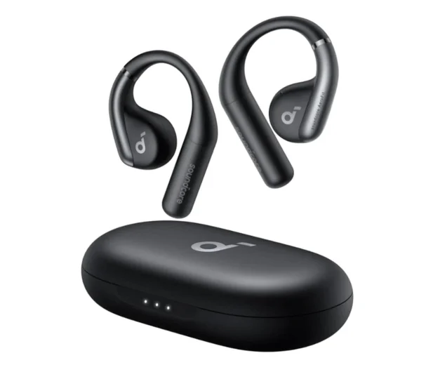 Czarne słuchawki douszne z etui ładującym. Słuchawki mają zakrzywioną konstrukcję.