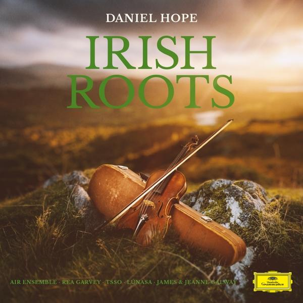 Album borító Daniel Hope-pal és az 'Irish Roots' címmel. Hegedű és tok egy mezőn naplementekor.
