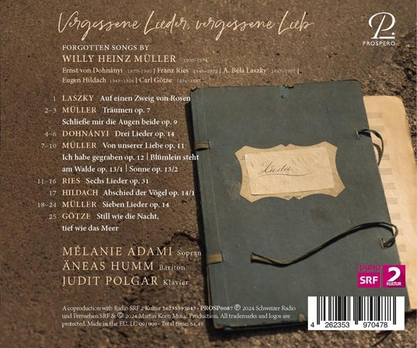 Rückseite des Albums mit Text. Dunkelblauer Einband mit Foto eines Buches und handschriftlichen Notizen. Text in Weiß.