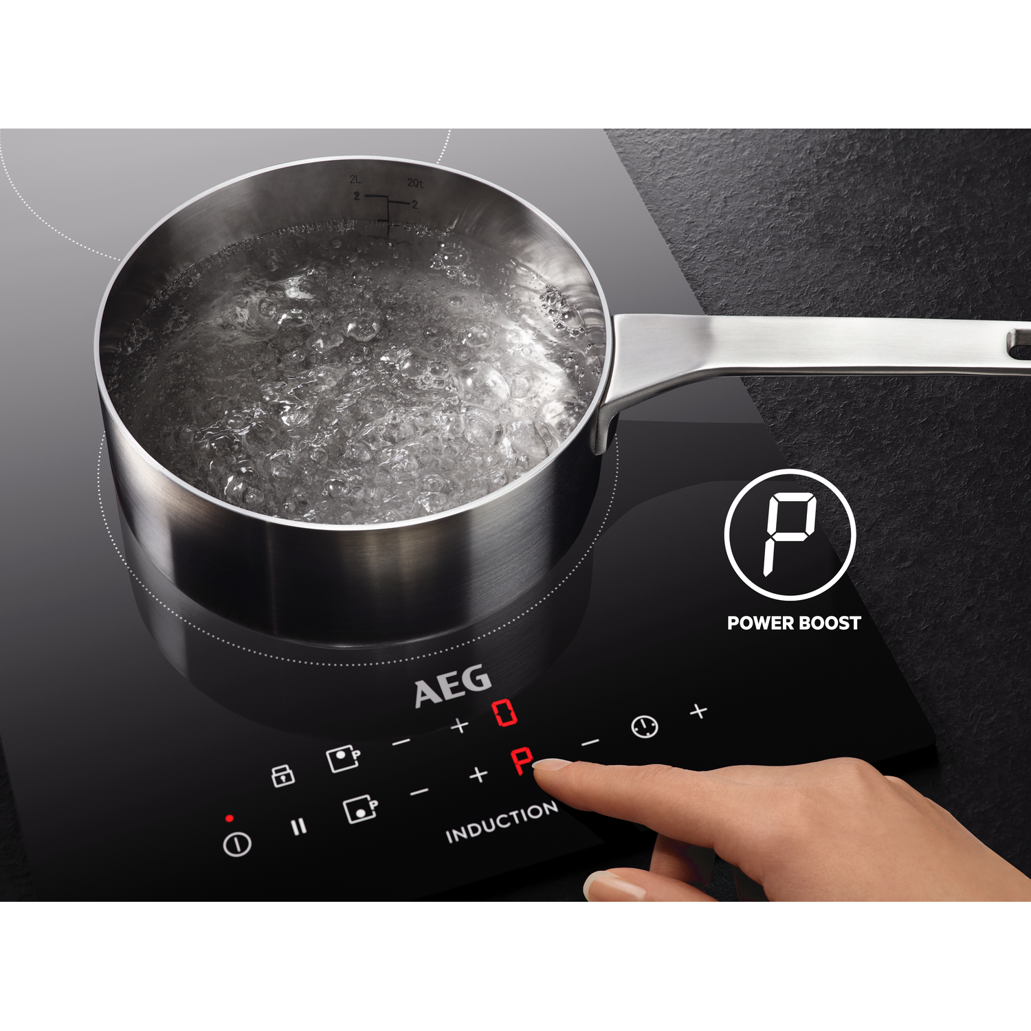 Inductiekookplaat met een pan kokend water. De power boost-knop is gemarkeerd.