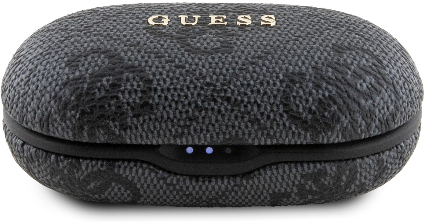 Czarne i szare etui Guess z logo. Dwa niebieskie światła widoczne na dole.