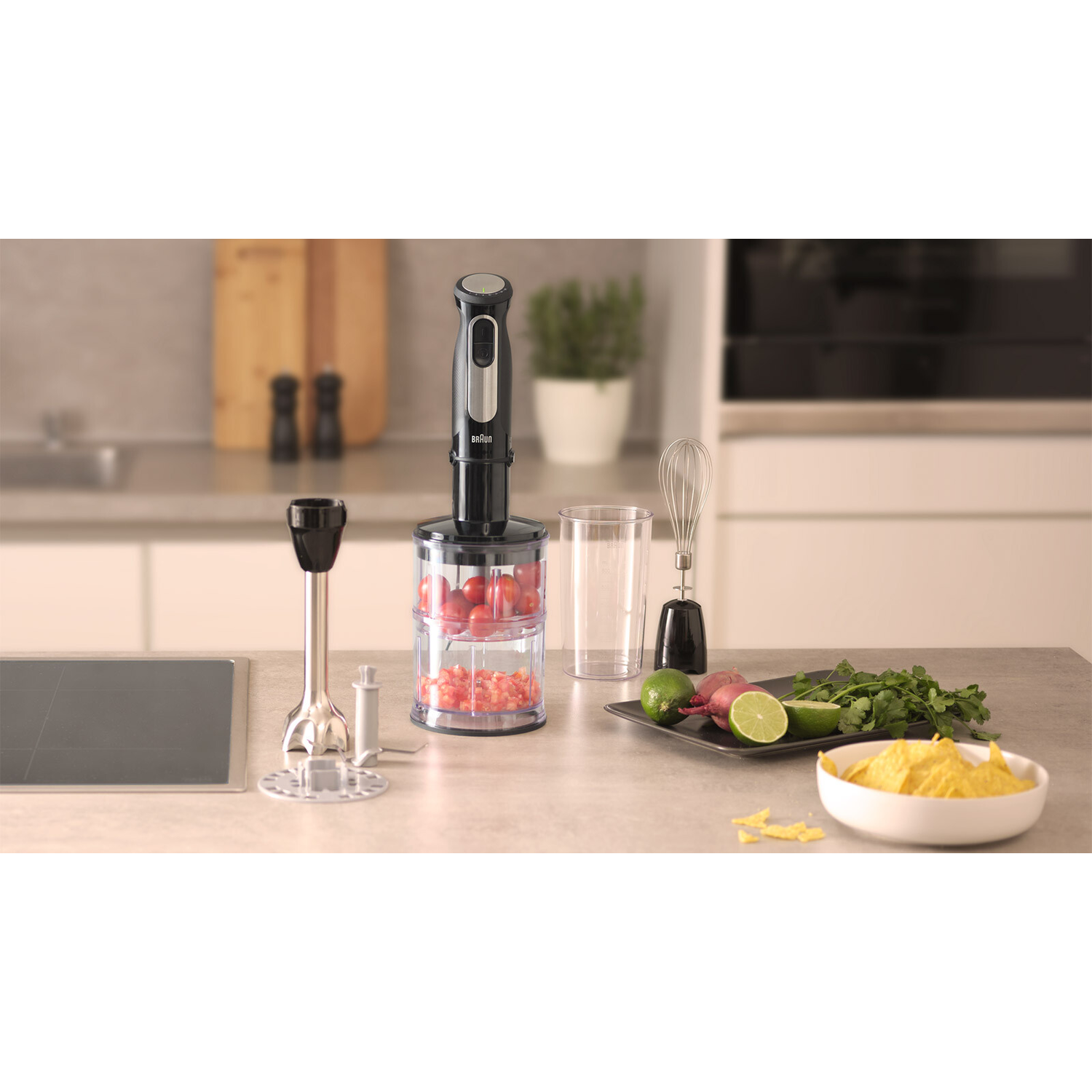 Een aanrecht met een blender, ingrediënten en keukengereedschap.