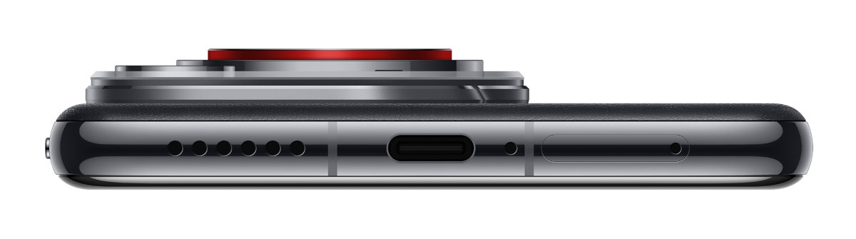 Widok z boku smartfona z modułem aparatu. Aparat jest czerwony i chromowany.