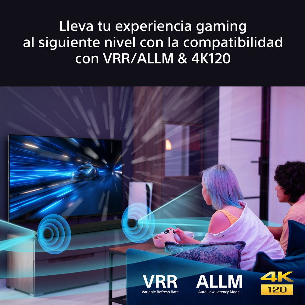 Dos personas juegan. TV en el fondo. Texto VRR, ALLM, 4K120.