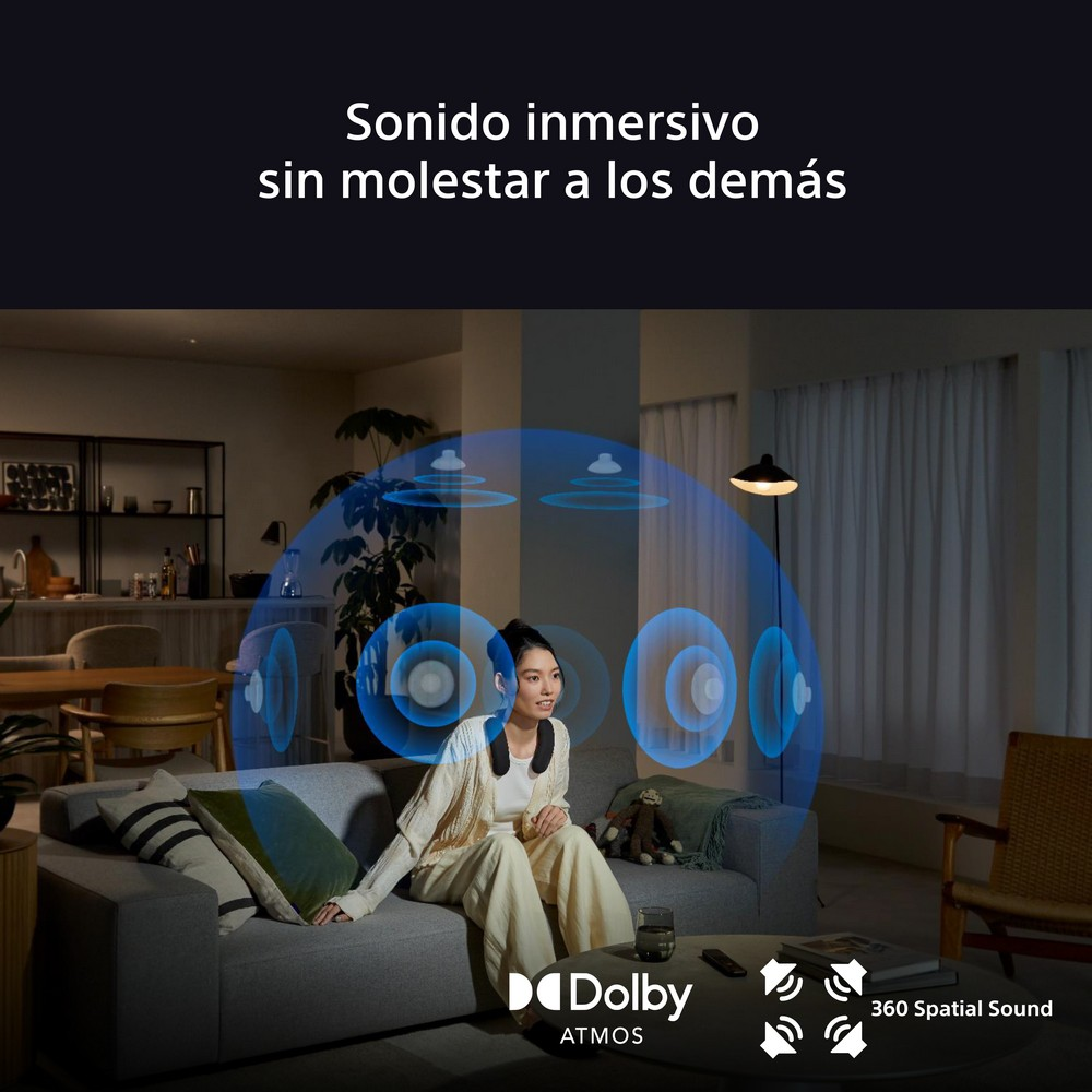 Mujer en sofá, ondas de sonido azules en la pared, superposición de texto.