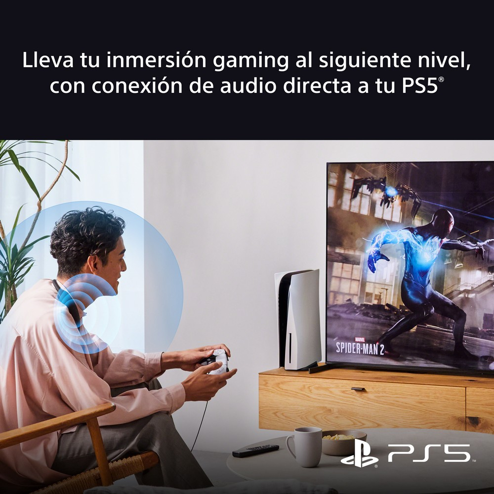 Hombre jugando videojuego en TV. Logotipo PS5 y Spider-Man 2 visible.