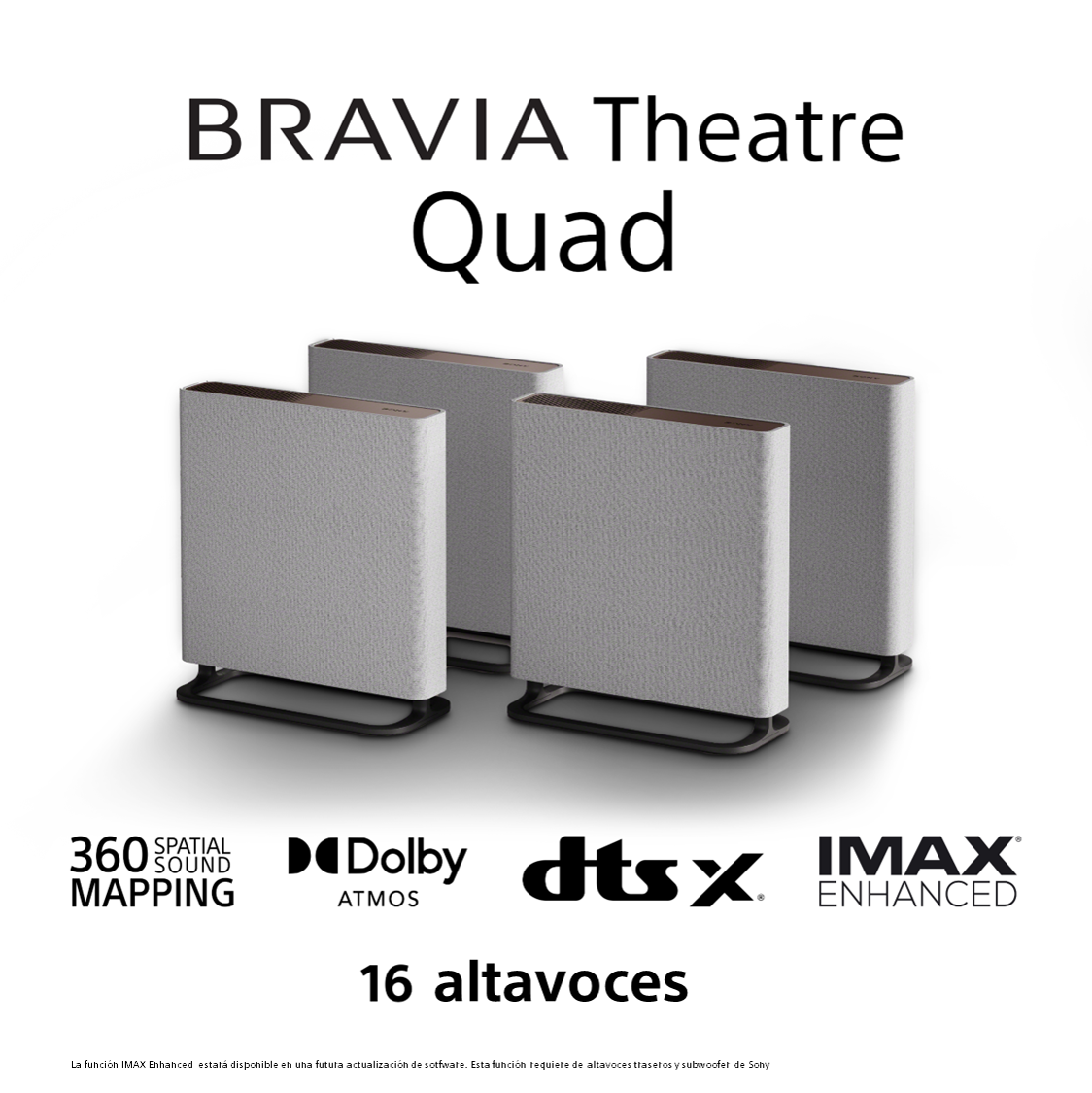Cuatro altavoces grises sobre una superficie blanca con texto sobre sonido 360 y Dolby Atmos.