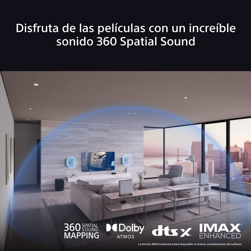 Salón con TV, sofá, sistema de sonido, vista a la ciudad. Ondas de sonido azules alrededor del TV.