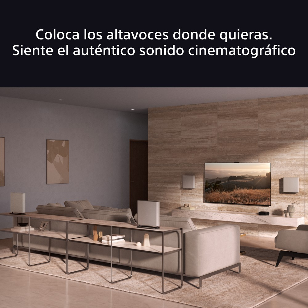Configuración de sala con TV y altavoces, superposición de texto.