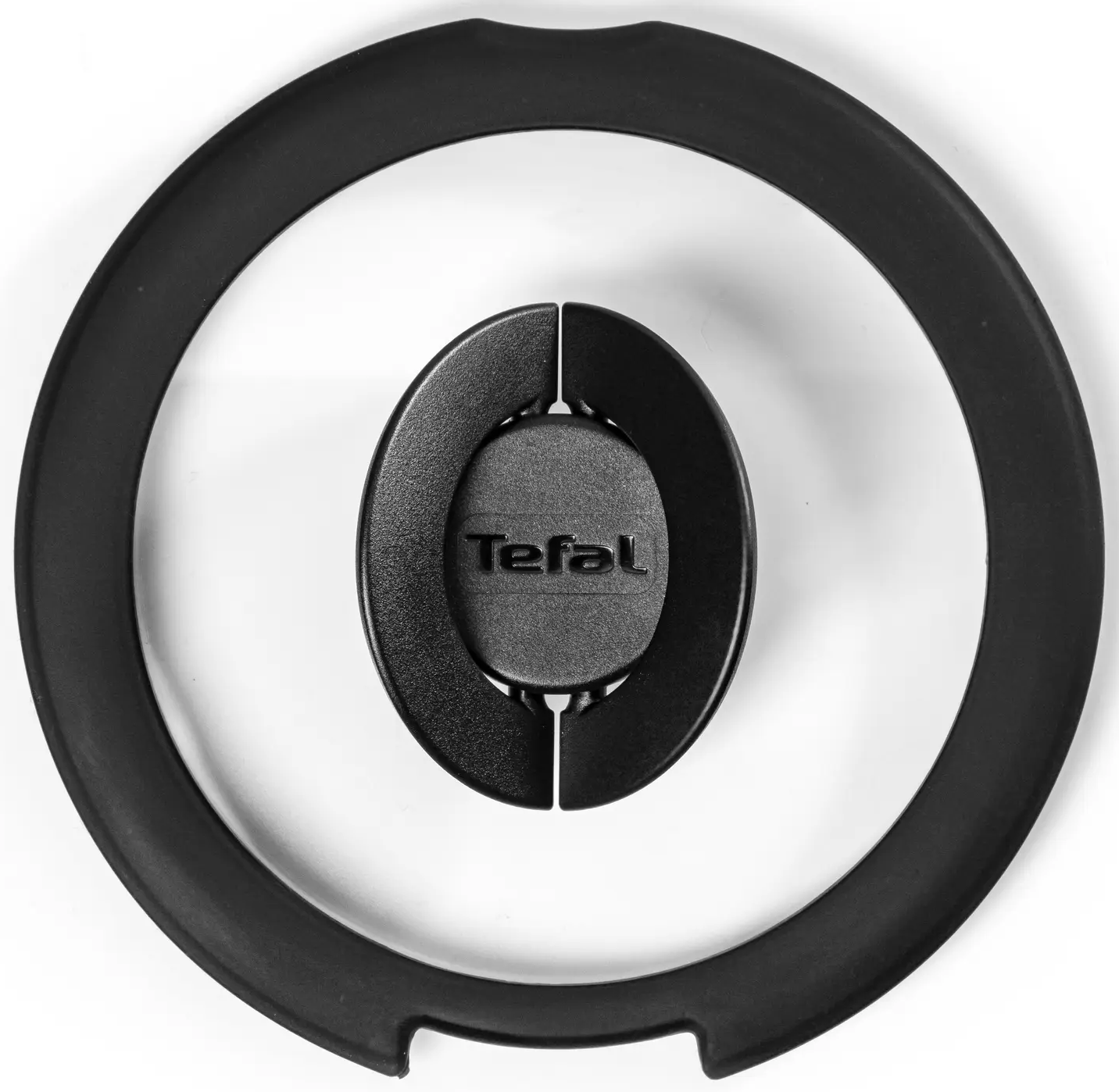 Czarna szklana pokrywa z uchwytem. Na uchwycie napisana jest nazwa marki 'Tefal'.