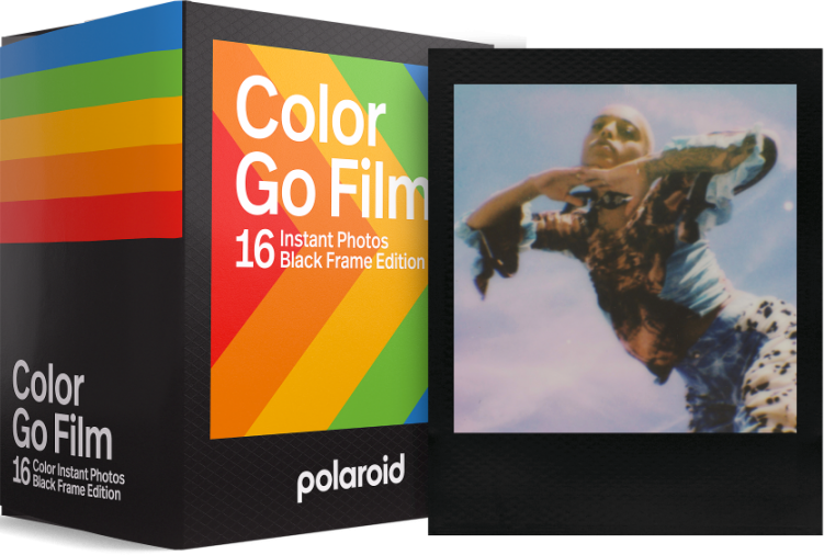 Boîte de film Polaroid Color Go et une photo instantanée. La photo présente une personne en tenue bleue.