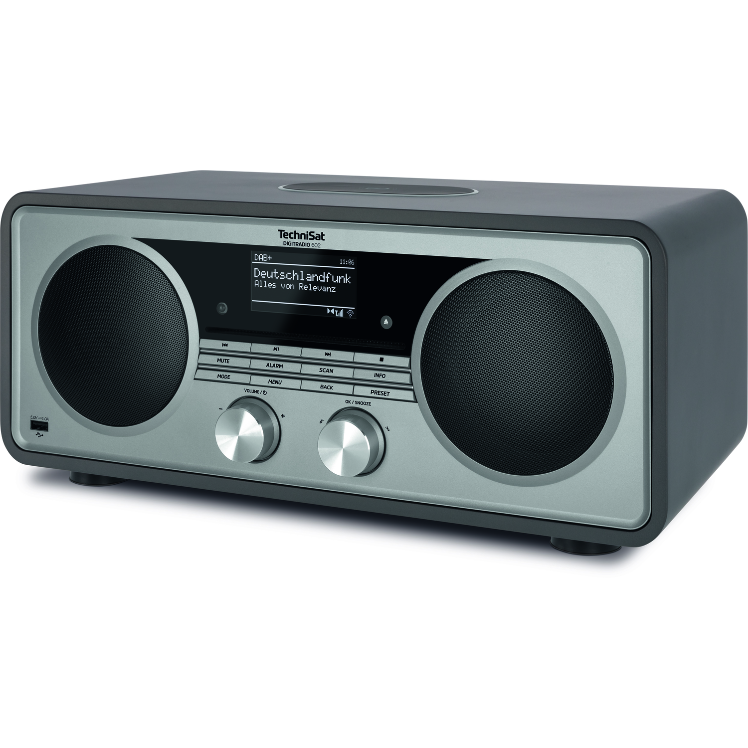 Een radio met een zilveren voorkant en twee zwarte luidsprekers. Er staat 'DeutschlandFunk' op het scherm.