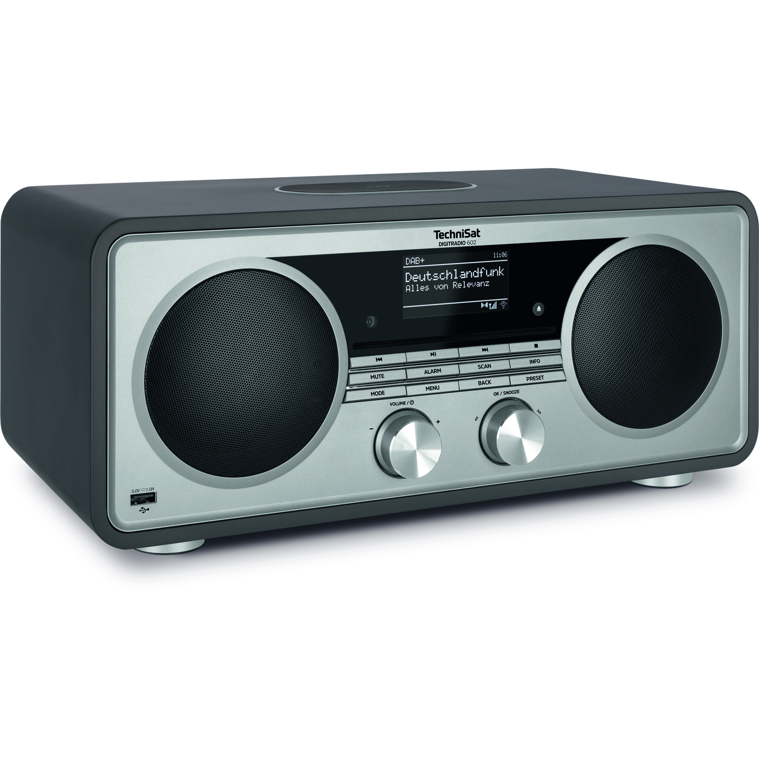 Een zilveren en zwarte radio met twee luidsprekers en een scherm, met een witte achtergrond.