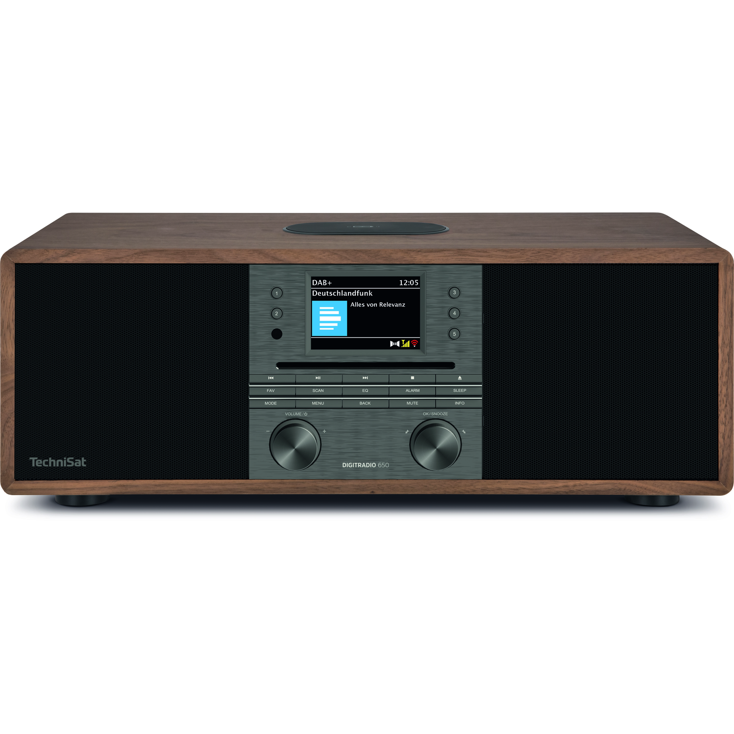 Houten radio met een digitaal display dat de tijd en een radiostation weergeeft.