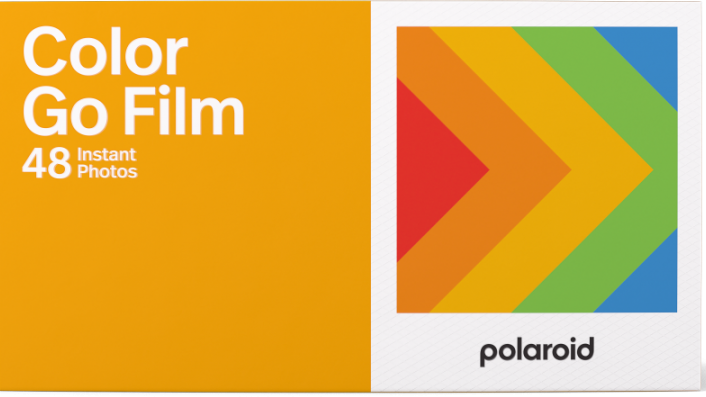 Une boîte de film Polaroid Color Go avec un motif de flèche aux couleurs de l'arc-en-ciel.