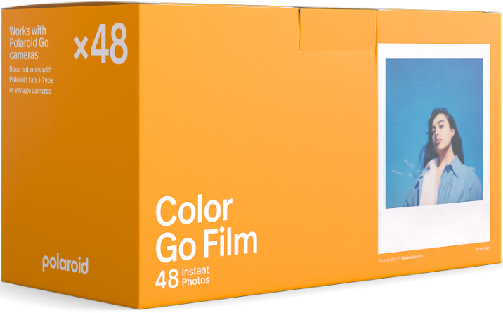 Boîte de film Polaroid Go. La boîte est orange avec la photo d'une femme et le logo Polaroid.