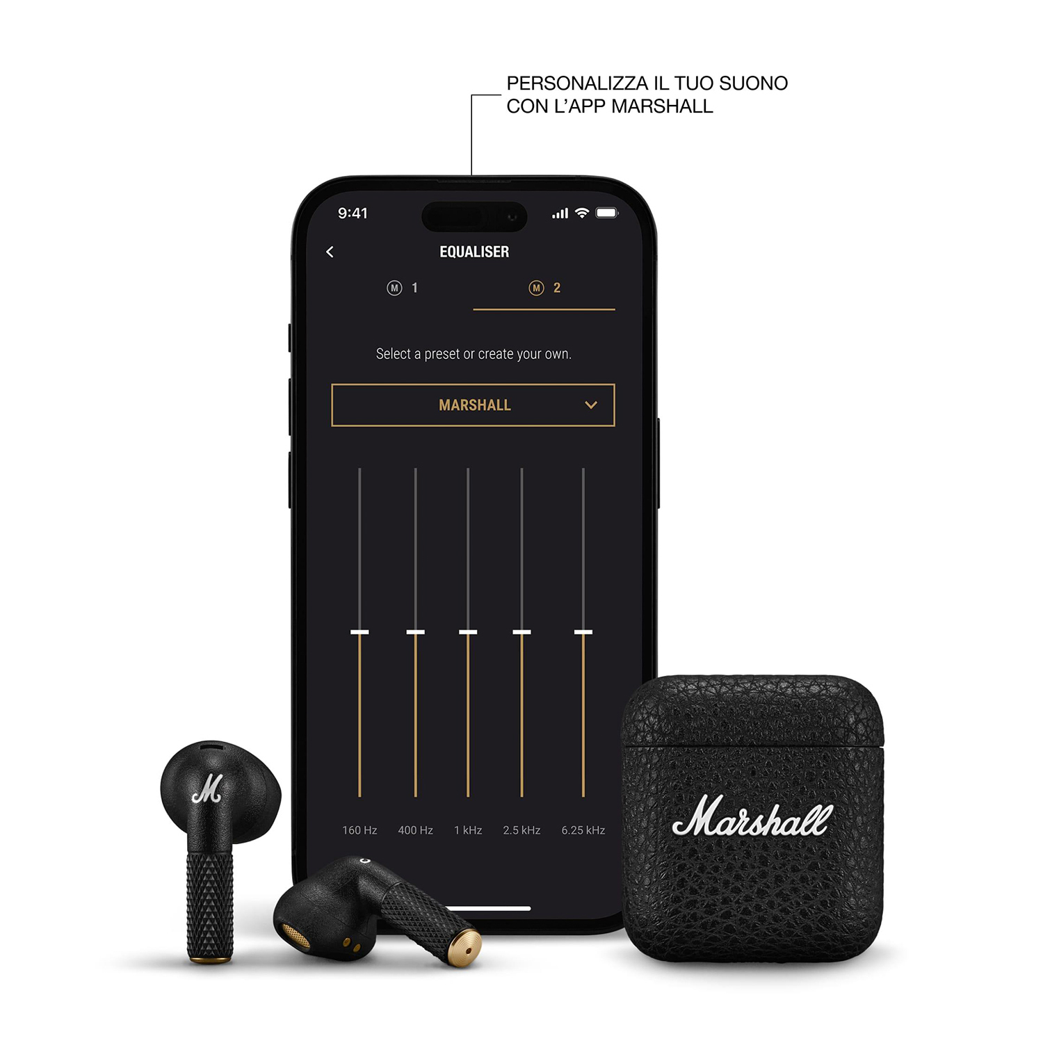 Auricolari Marshall neri e custodia di ricarica accanto a un telefono con app equalizzatore.