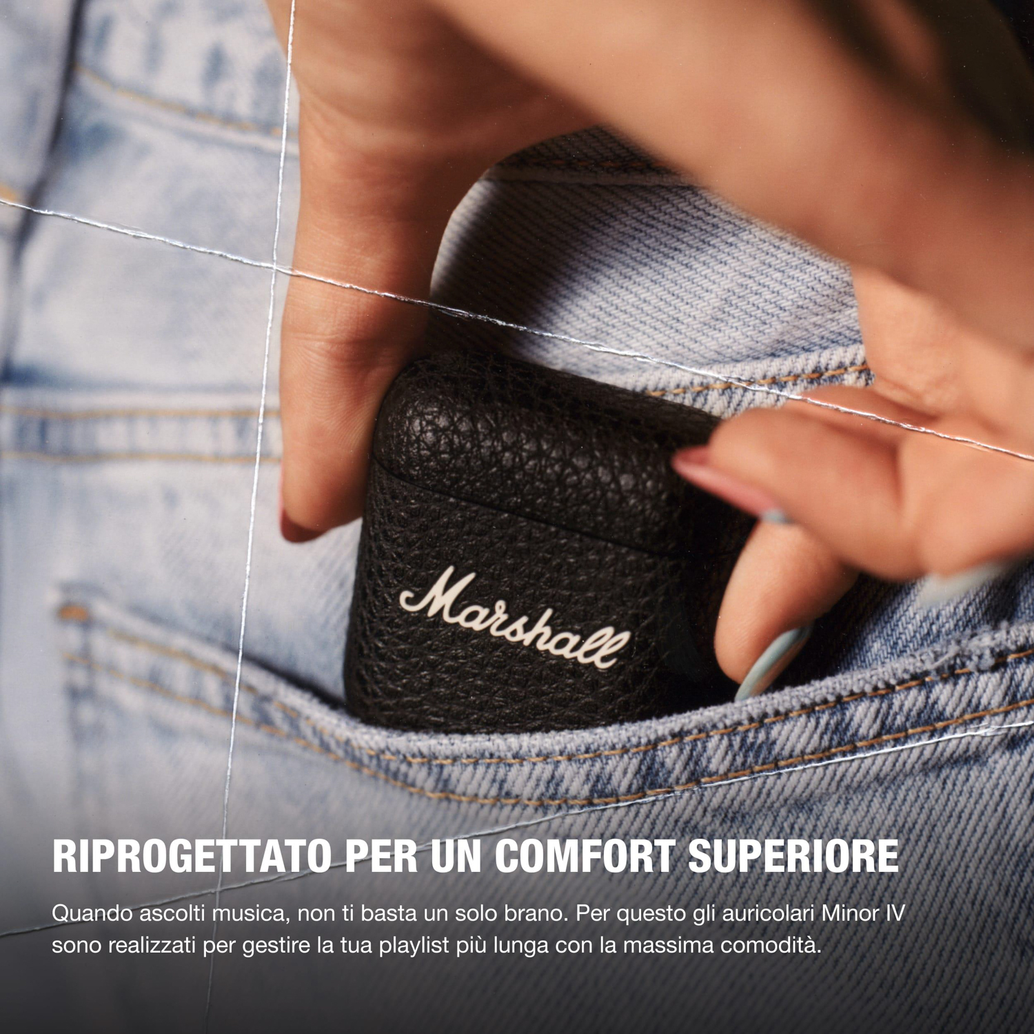 Mano con unghie che tiene una custodia nera Marshall in una tasca dei jeans.
