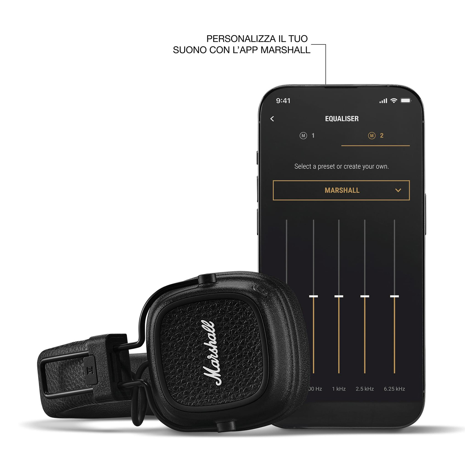 Cuffie nere accanto a uno smartphone che mostra un'app equalizzatore con logo 'Marshall'.