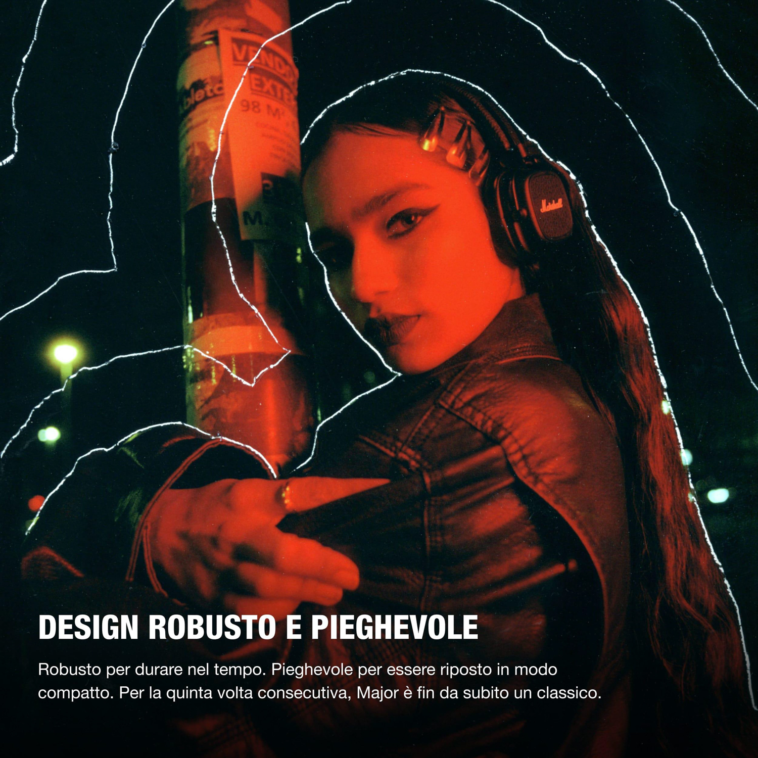 Una donna con le cuffie che indossa una giacca nera, illuminata da luce rossa, con testo.