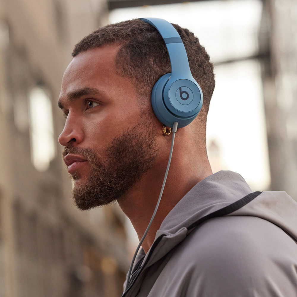 Un homme portant un casque bleu. Il regarde vers la gauche.