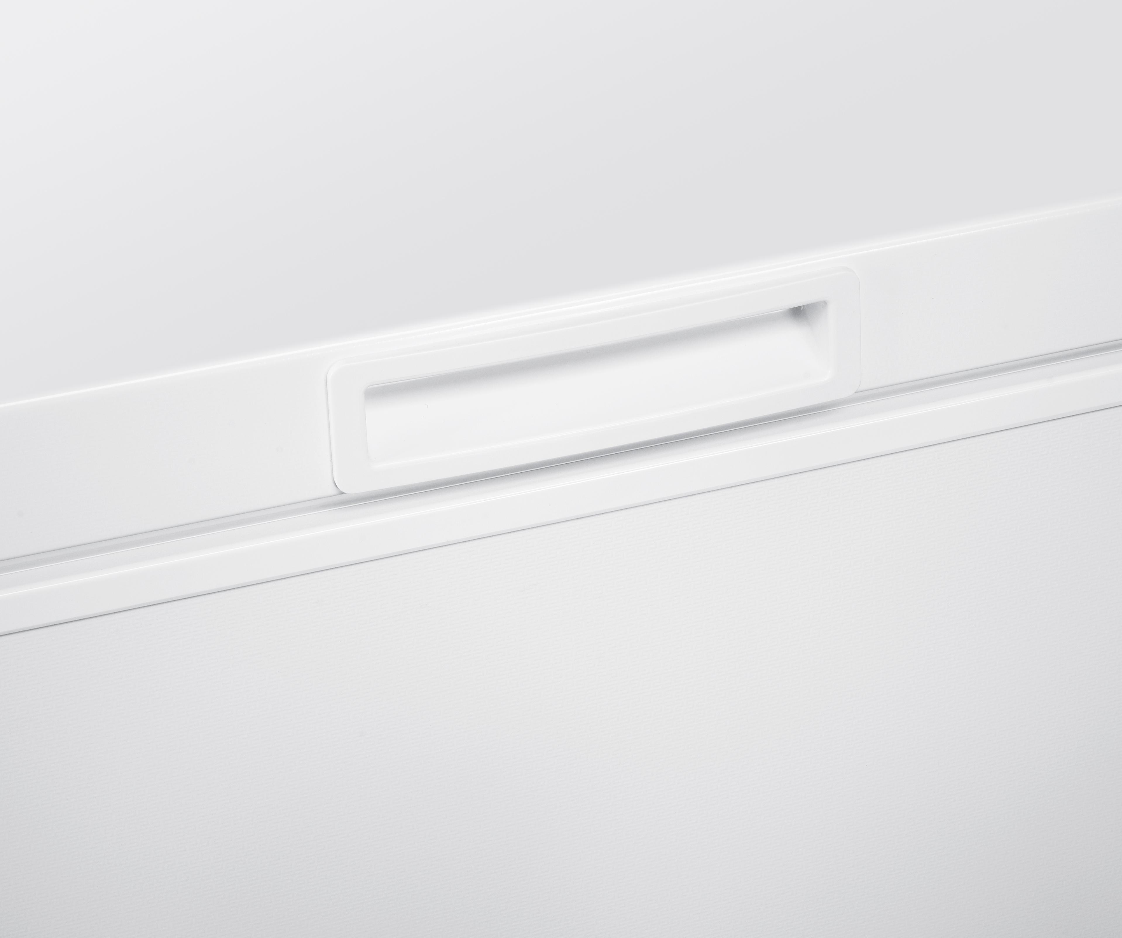 Nahaufnahme eines weißen Kühlschrankgriffs. Der Griff ist rechteckig und eingelassen.