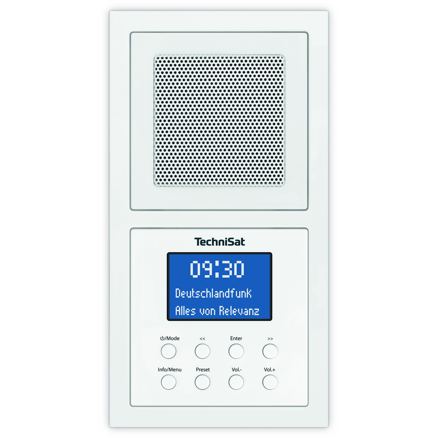 Een witte wandradio met een digitaal display waarop tijd en zenderinformatie wordt weergegeven.