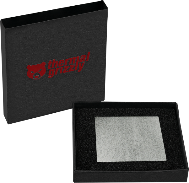 Scatola nera con testo rosso 'thermal grizzly'. Coperchio aperto, rivela un pad rettangolare argentato.