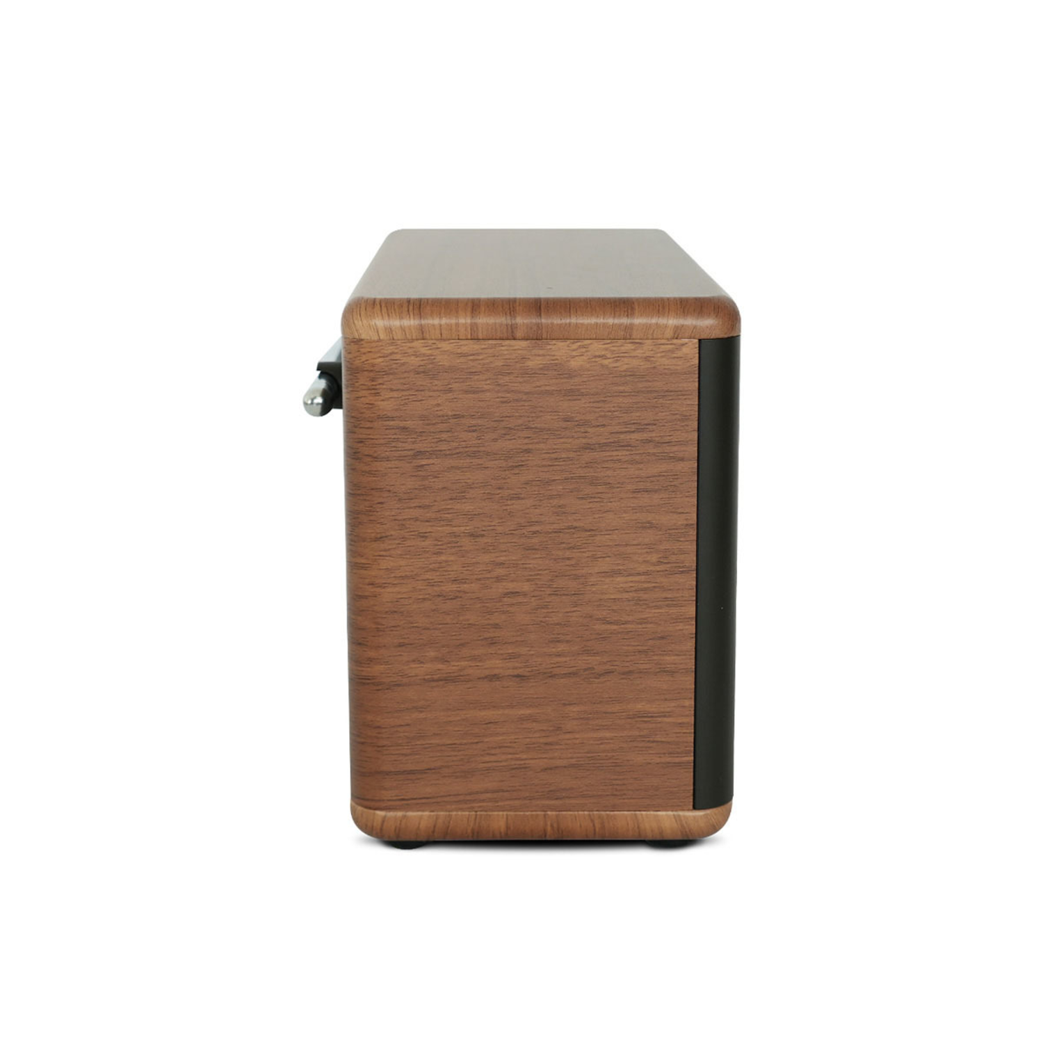 Un haut-parleur en bois sur fond blanc. Le haut-parleur est rectangulaire avec des bords arrondis.