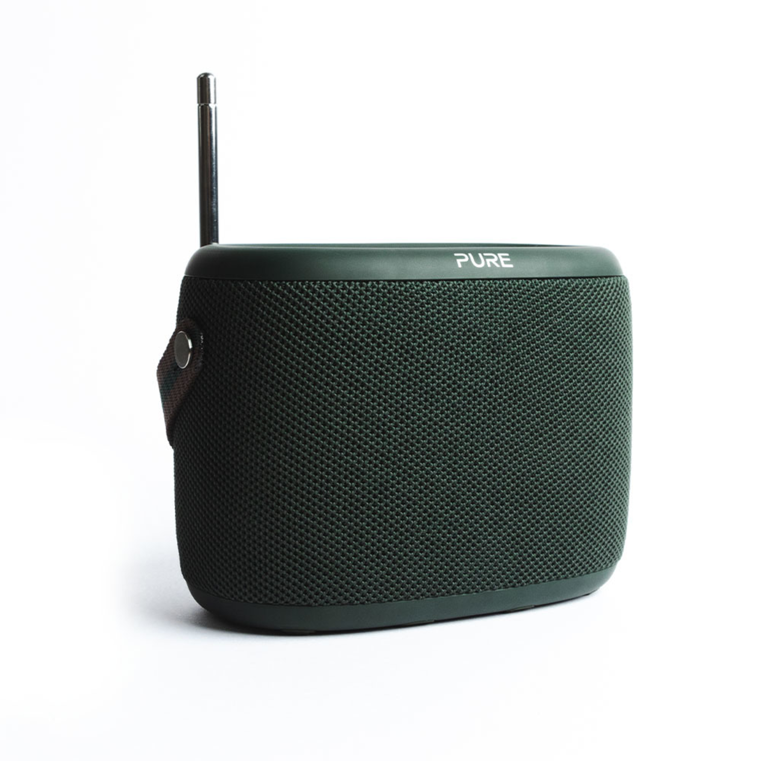 Een donkergroene PURE-luidspreker met een handvat en antenne, op een witte achtergrond.