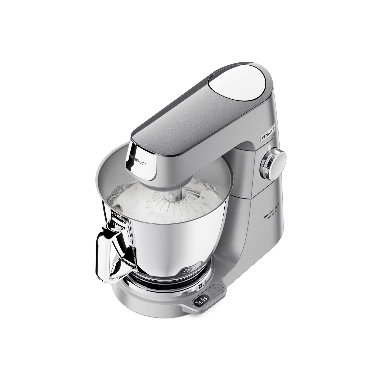 Zilveren Kenwood keukenmixer, met een kom en garde, op een wit oppervlak, bovenaanzicht.
