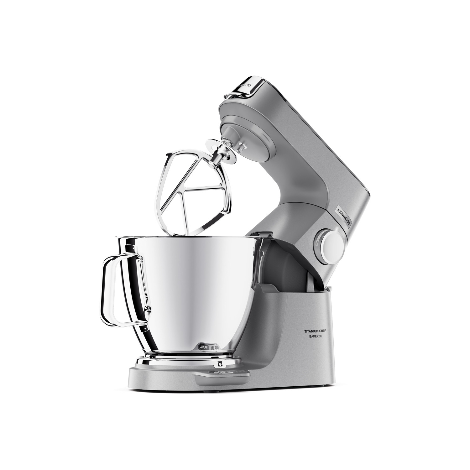Een zilver-grijze keukenmixer. De mixer heeft een kom en diverse opzetstukken.