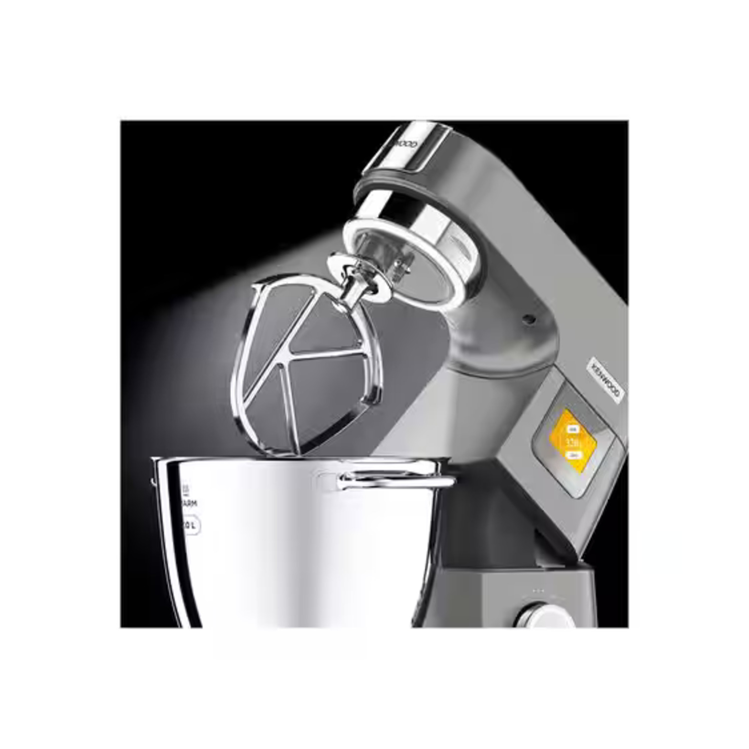 Robot culinaire Kenwood argenté avec accessoires et bol en inox. Fond noir.