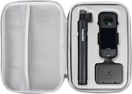 Geöffnete Hülle mit Insta360-Kamera, Stick und Ladegerät. Alle Artikel sind schwarz und grau.