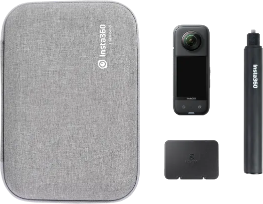 Ein Set von Insta360-Kameraausrüstung: eine Kamera, eine Hülle, ein Selfie-Stick und eine Ladestation.