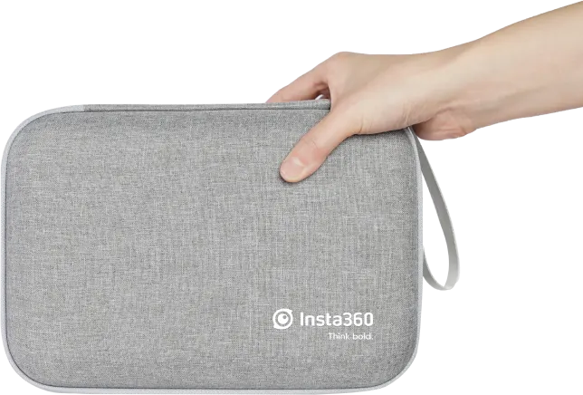 Hand hält graue Inst360 Tragetasche.
