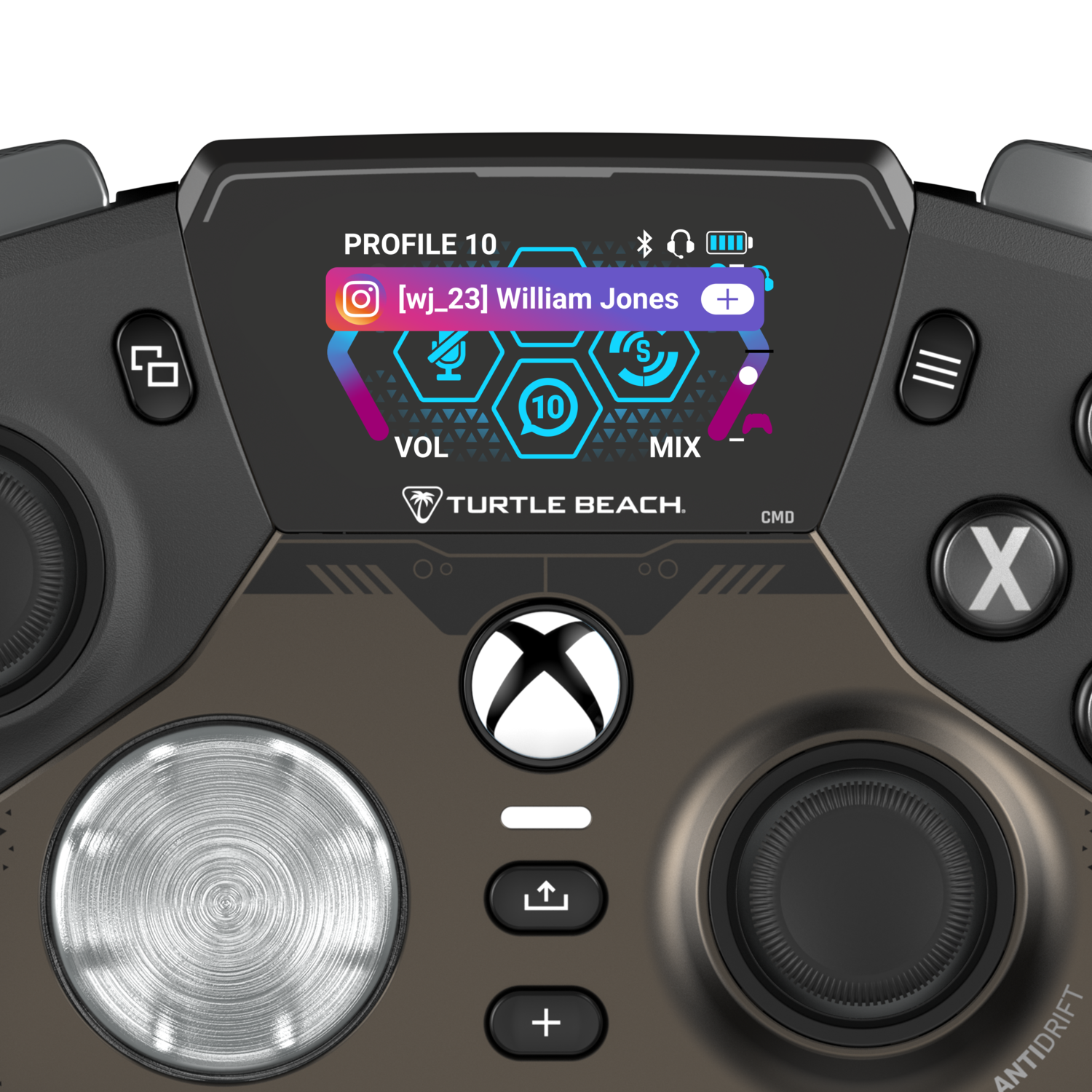 Een zwarte controller, met een scherm dat profielinfo, volume en mix instellingen toont. Donkere achtergrond.
