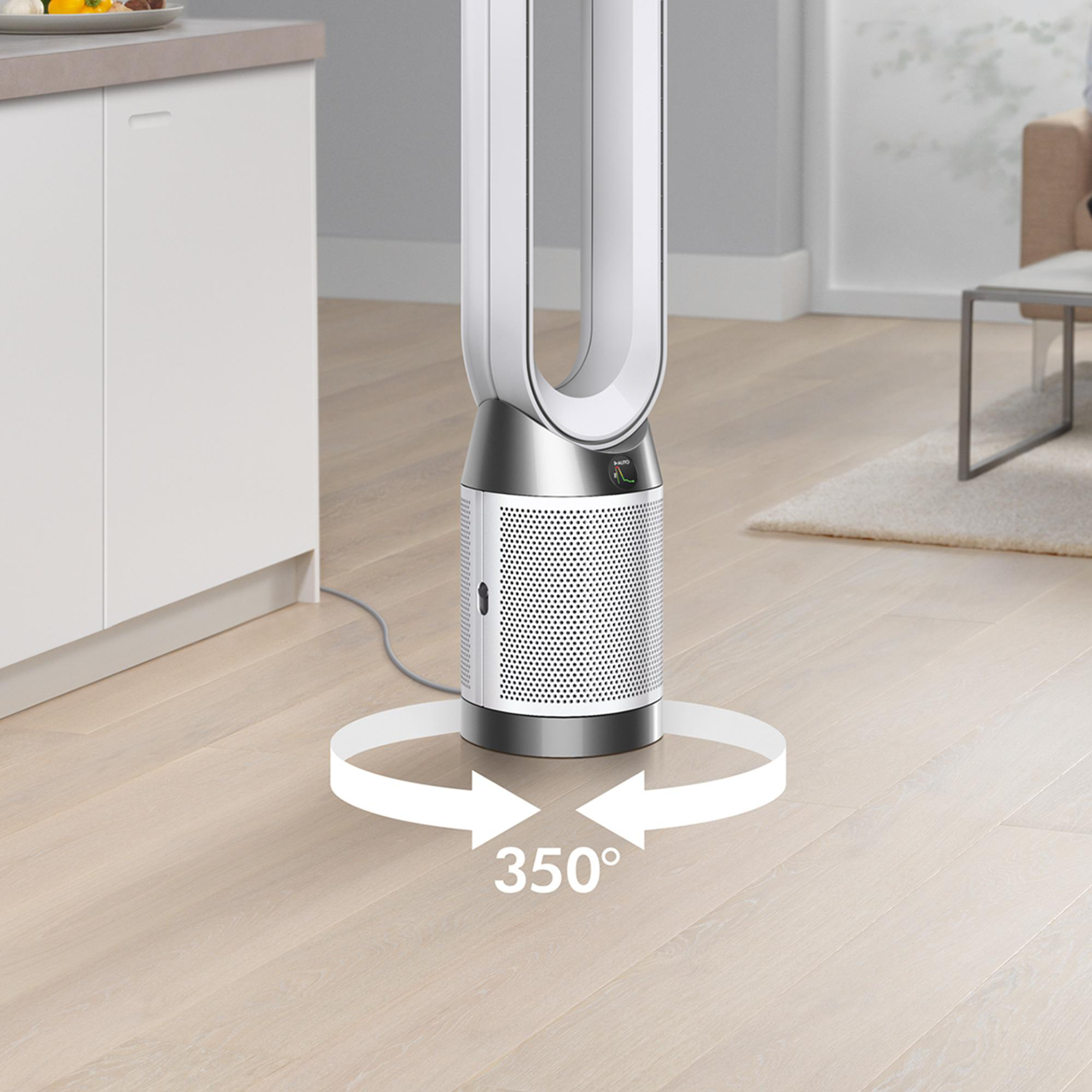Weißer und silberner Luftreiniger mit 350°-Rotationsanzeige. Heller Holzboden, weiße Schränke.