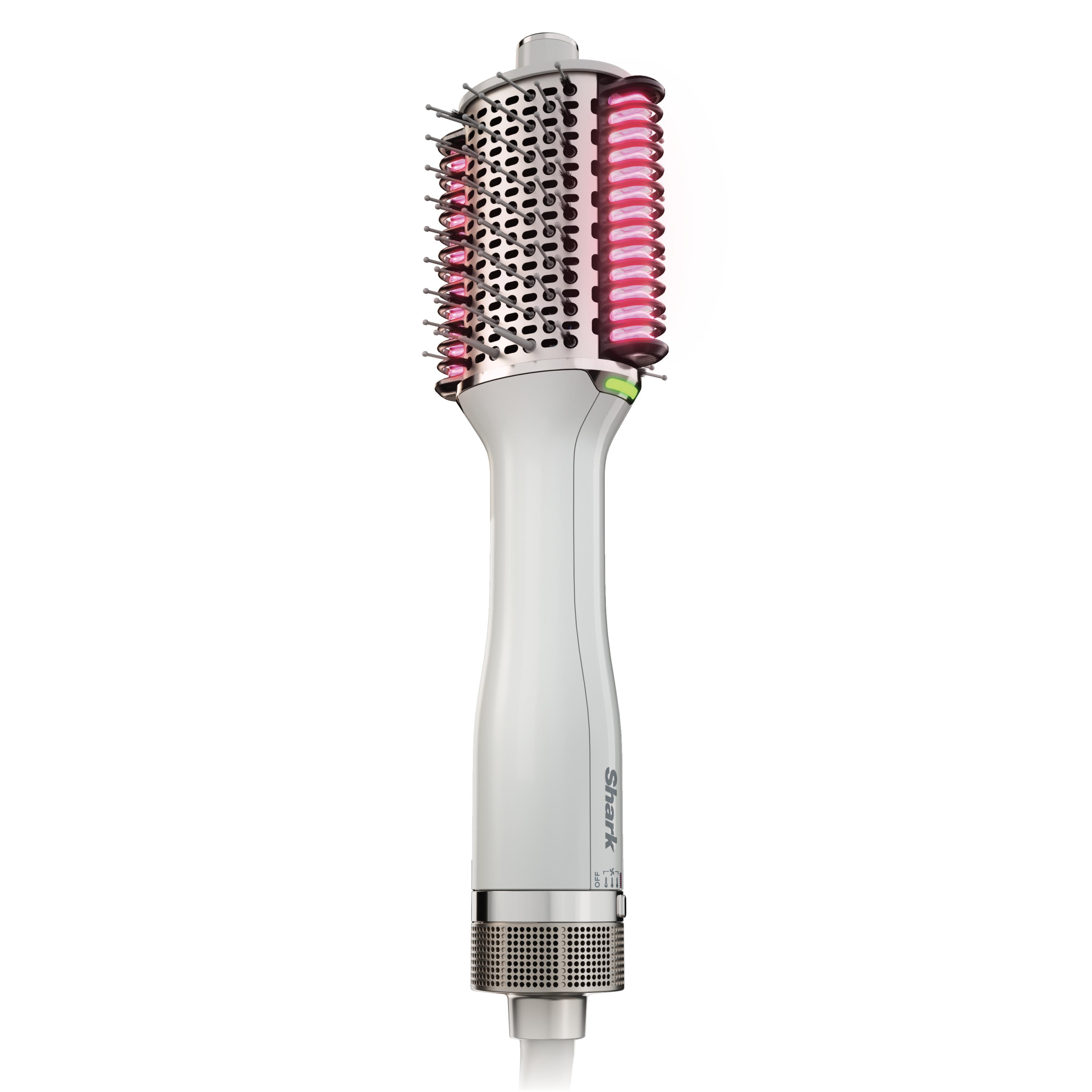 Weiß-silberner Haarstyler mit rosa Heizelementen. Er wird vertikal mit weißem Kabel gehalten.