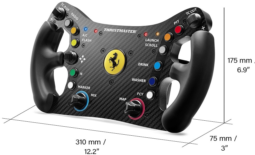 Volante nero e fibra di carbonio. Con logo Ferrari, pulsanti e dimensioni.