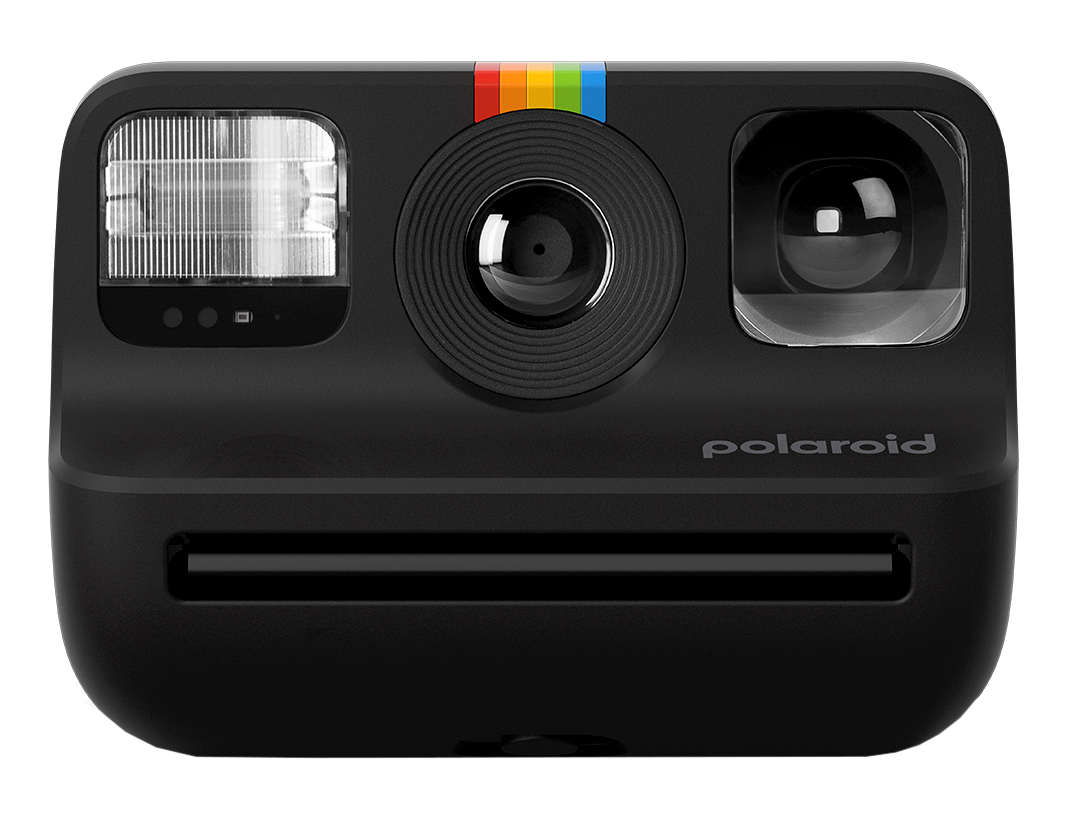 Fotocamera Polaroid nera con flash, obiettivo e striscia arcobaleno. C'è la scritta 'polaroid'.