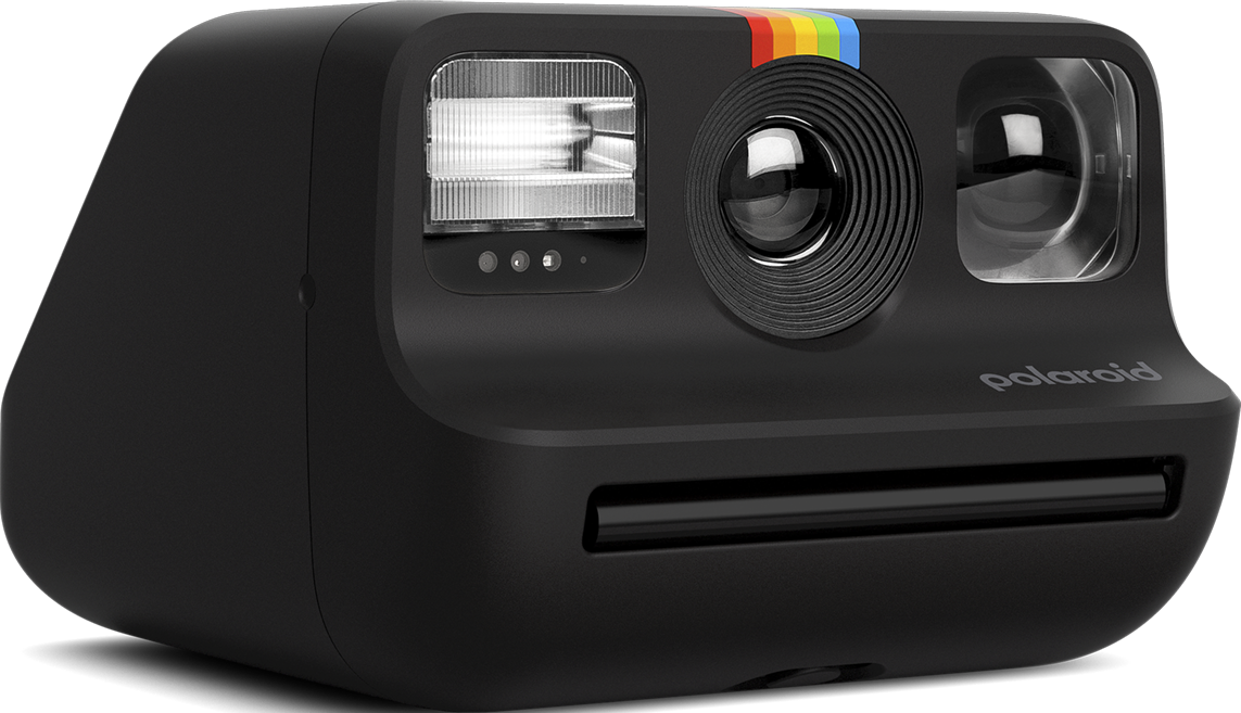 Una fotocamera Polaroid nera con una striscia arcobaleno, flash, obiettivo e sfondo bianco.