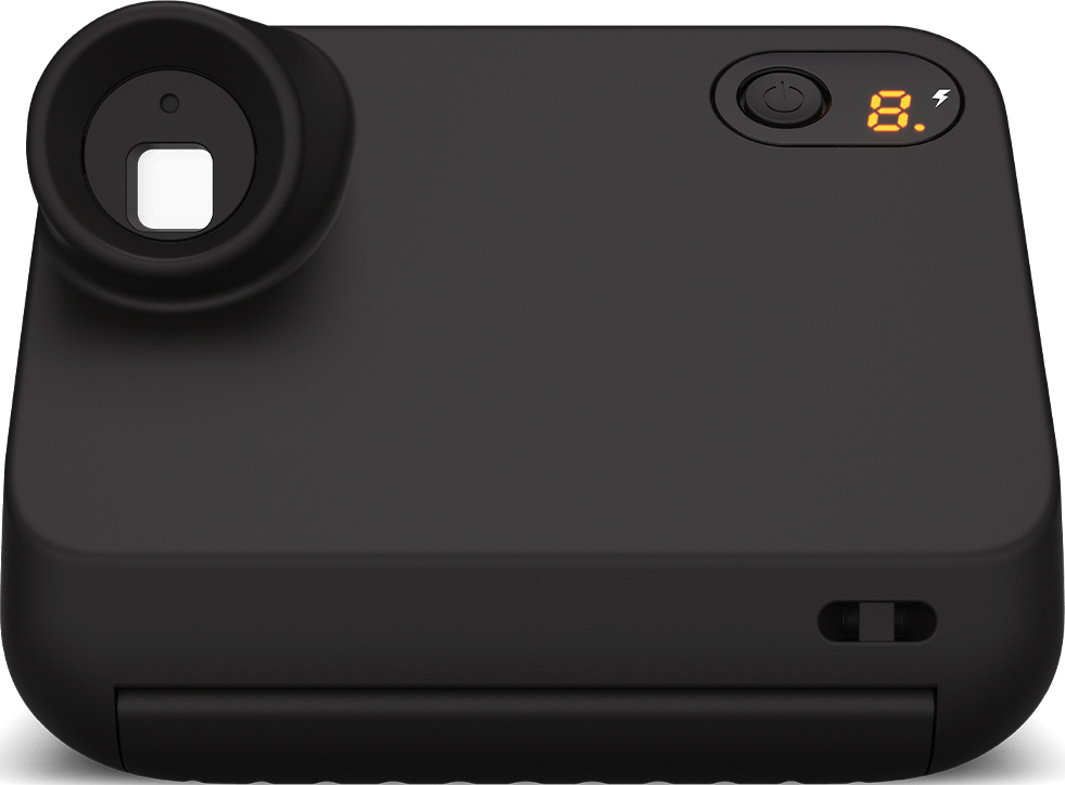 Fotocamera istantanea nera con obiettivo, pulsante di accensione e display '8'.